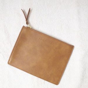 📌Ann Taylor leather clutch